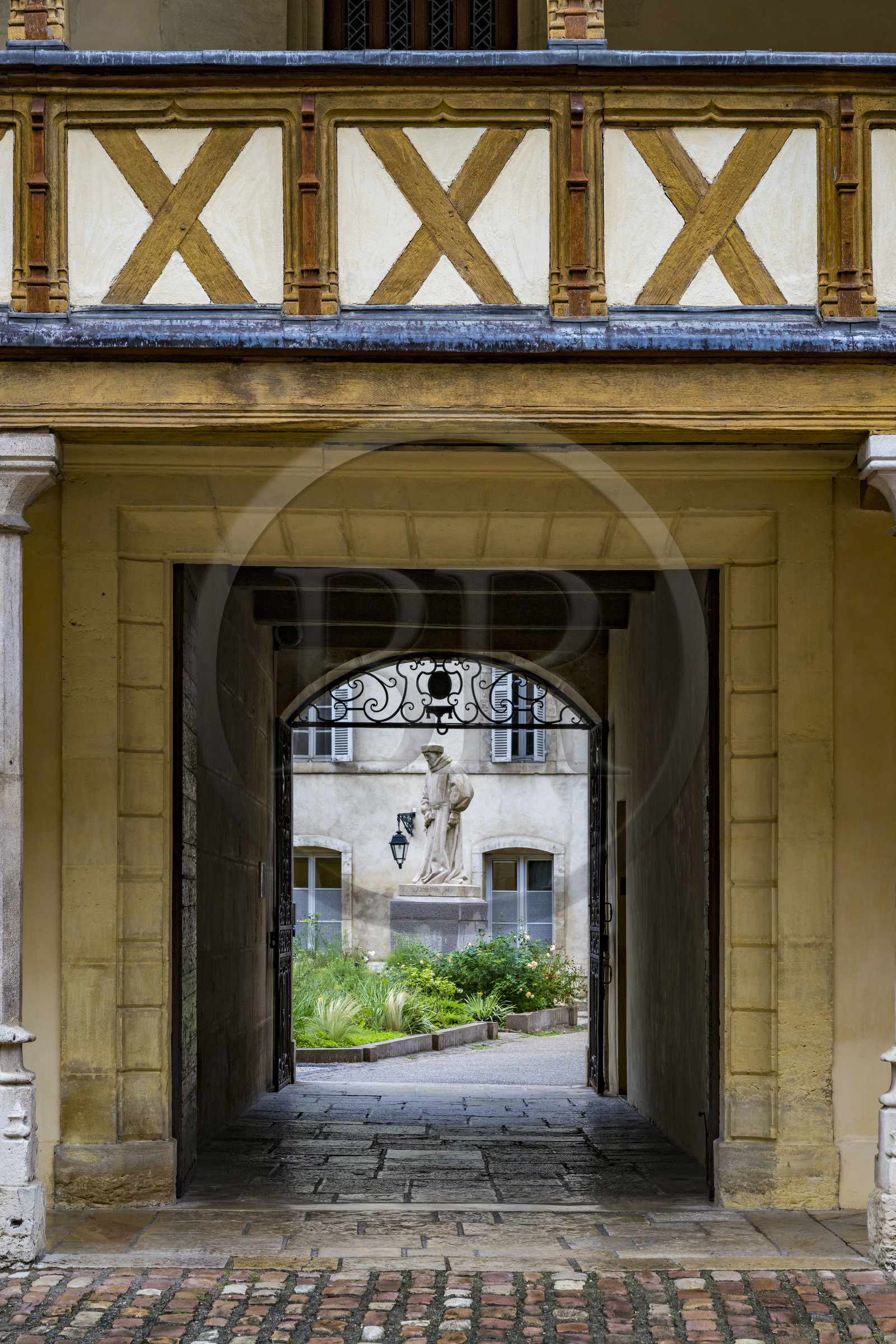 France, Côte-d'Or (21), Beaune, zone classée Patrimoine Mondial de l'UNESCO, Hospices de Beaune, l'Hôtel-Dieu, cour des Fondateurs, statue de Nicolas Rolin qui créa les hospices avec son épouse Guigone de Salins