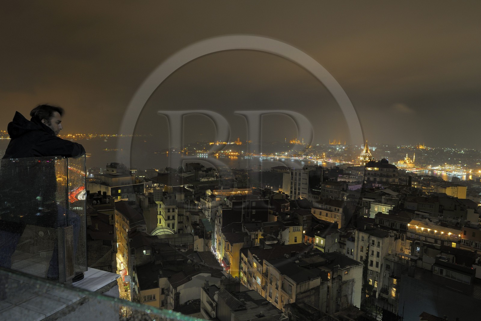 Turquie, Istanbul, quartier de Galata avec sa tour au premier plan et quartier de Sultanahmet derrière la Corne d'Or