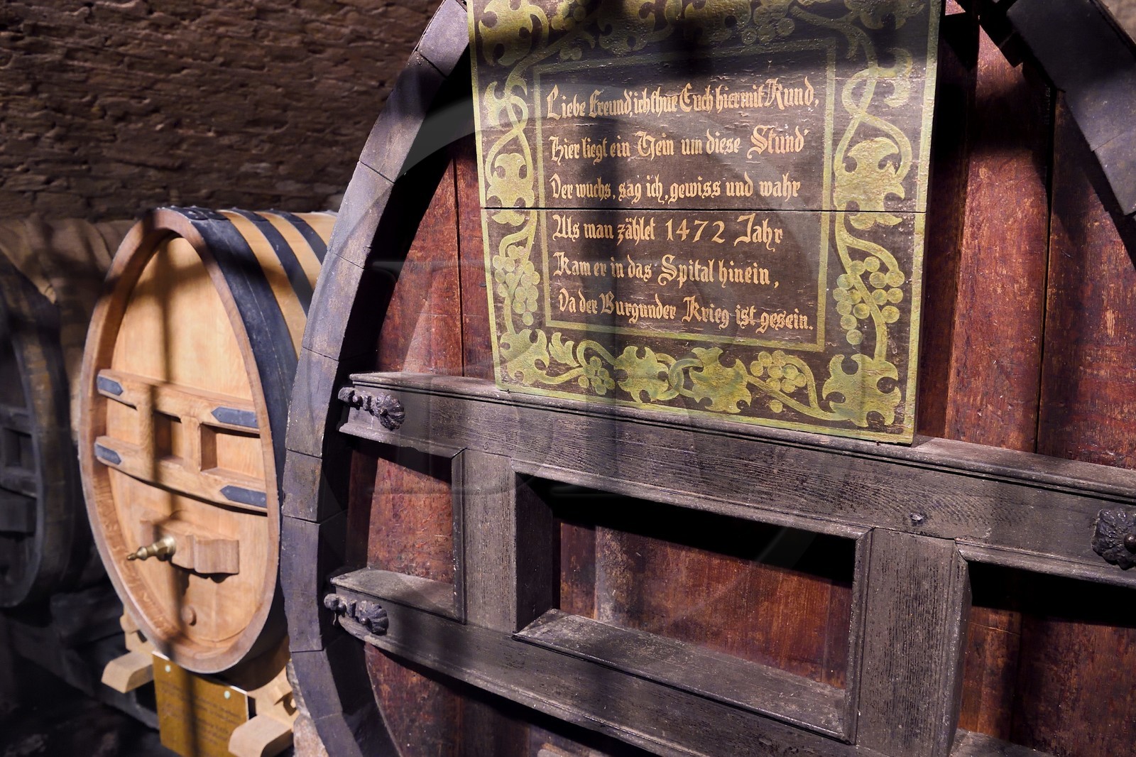 France, Bas-Rhin (67), Strasbourg, vieille ville classée au Patrimoine Mondial de l'UNESCO, l'Hopital Civil, Cave historique des Hospices de Strasbourg, tonneau de vin de 1472, le plus vieux vin blanc au monde encore conservé en tonneau a été transferé dans le tonneau à gauche