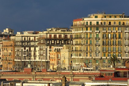 Italie, Campanie, Naples, centre historique classé Patrimoine Mondial de l'UNESCO, immeubles qui bordent le port