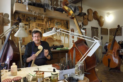 France, Dordogne (24), Périgord Blanc, Périgueux, le luthier Damien Florio dans son atelier de la rue Aubergerie