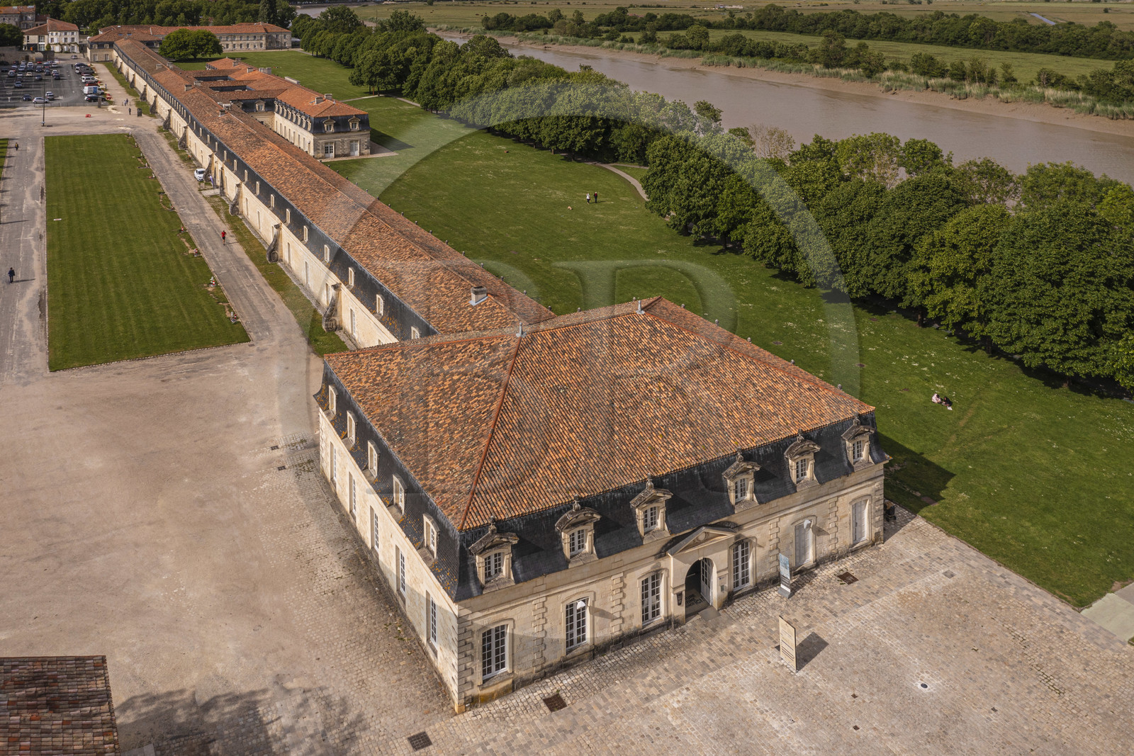 France, Charente-Maritime (17), Rochefort, Centre International de la mer dans l'ancien Arsenal maritime de Rochefort, la Corderie Royale conçue par Colbert en 1666 et la Charente en arrière plan (vue aérienne)