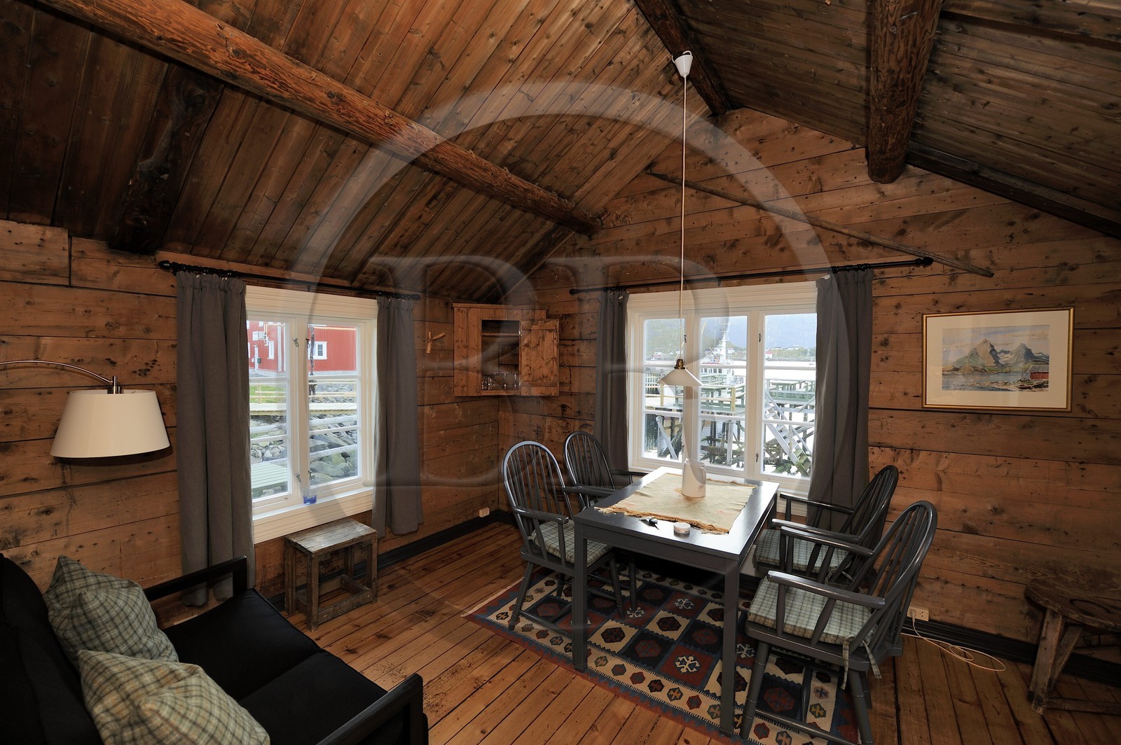 Norvège, Nordland, Iles Lofoten, ile de Moskenesoy, intérieur d'un rorbue (maison de pêcheurs) transformé en maison d'hôtes dans le village de Reine