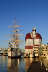 Sweden, Västra Götaland, Göteborg (Gothenburg), the skyscraper Götheborgs-Utkiken and the sailing boat Viking on the Lilla bommens hamm docks