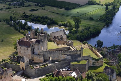 France, Dordogne (24), Périgord Noir, vallée de la Dordogne, Beynac-et-Cazenac, labellisé Les Plus Beaux Villages de France, château sur un éperon rocheux au dessus de la rivière Dordogne (vue aérienne)