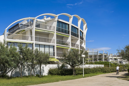 France, Hérault (34), La Grande-Motte, labellisé patrimoine du XXème siècle, quartier du Couchant à l'ouest du port, l'immeuble Les Dunes de l'architecte Jean Balladur