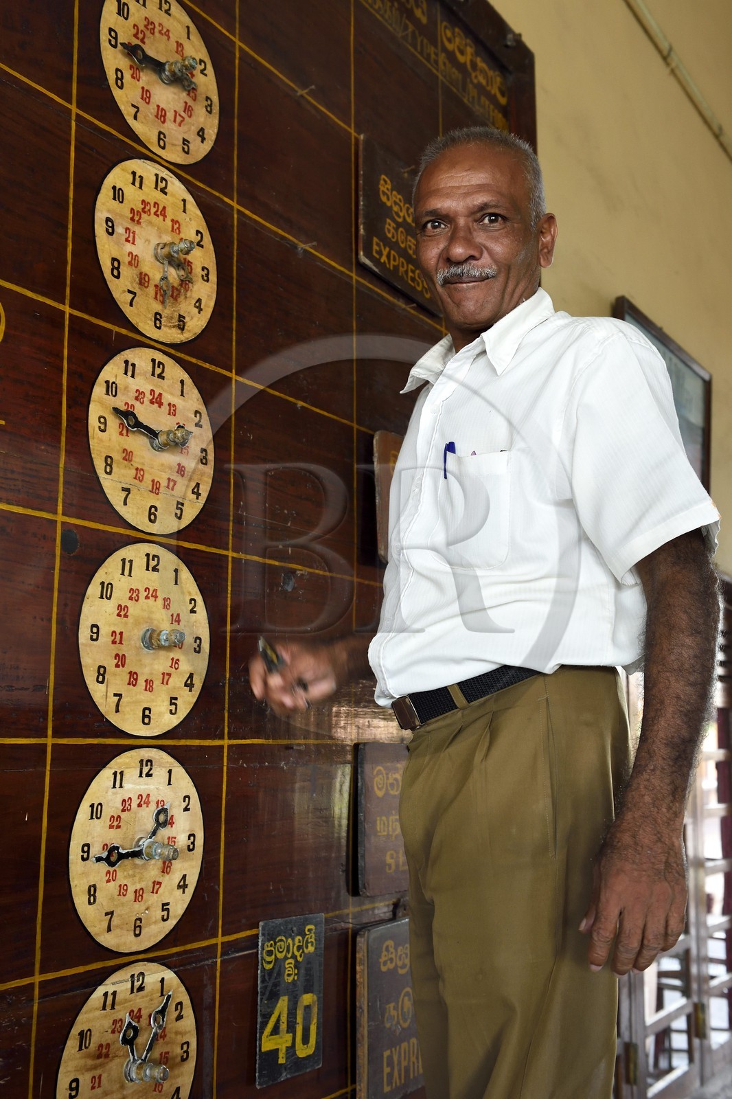 Sri Lanka, Province du Sud, gare de Galle, employé de la gare réglant le tableau d'affichage des horaires