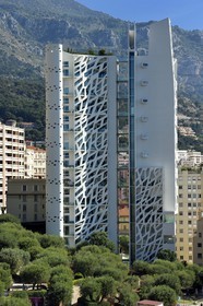 Principauté de Monaco, Monaco, quartier de La Condamine, parc Princesse Antoinette et l'immeuble Le Simona conçu par l'architecte Jean-Pierre Lott