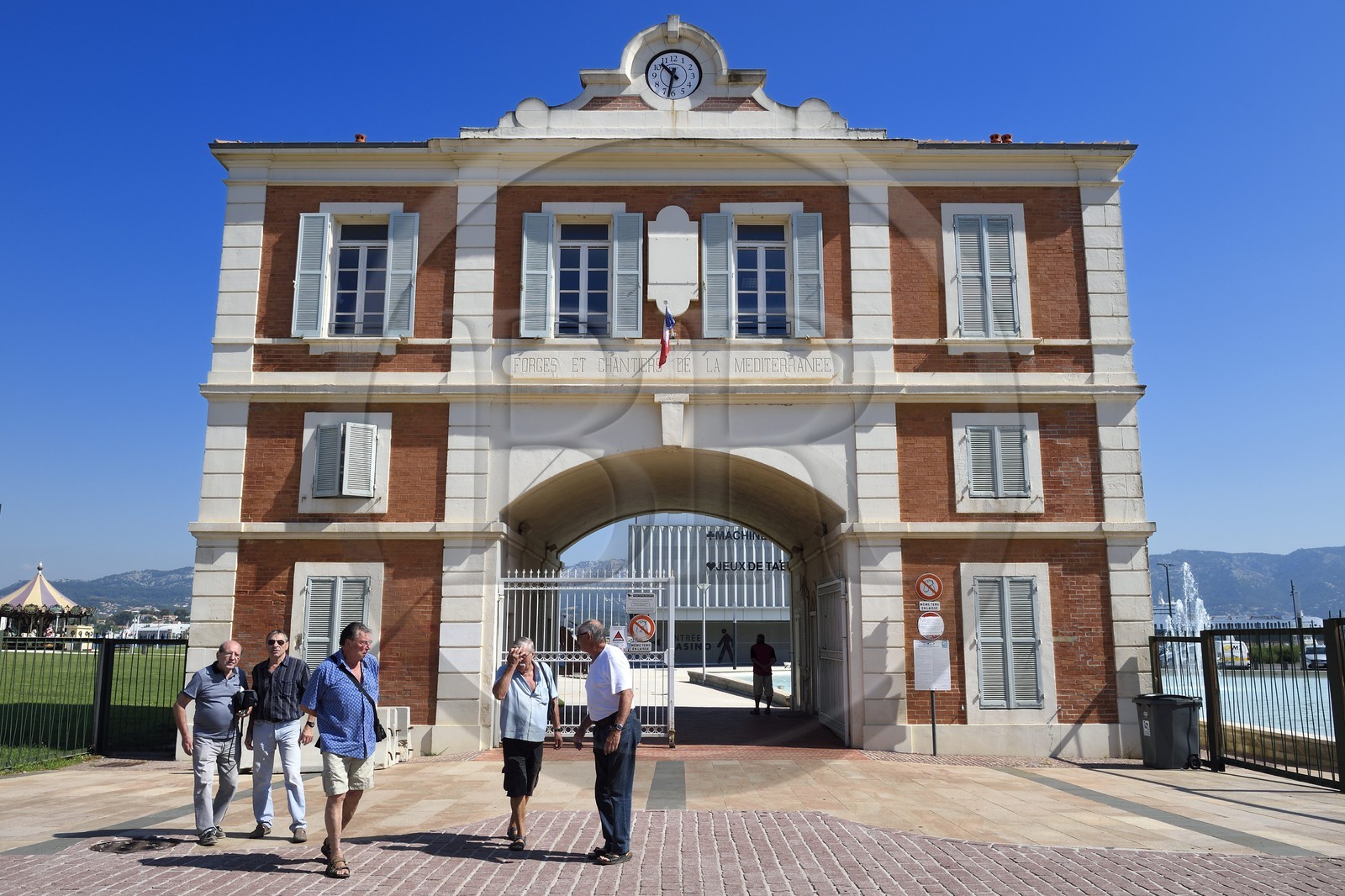 France, Var (83), rade de Toulon, La Seyne-sur-Mer, porte principale des anciens chantiers navals, anciens ouvriers des chantiers navals