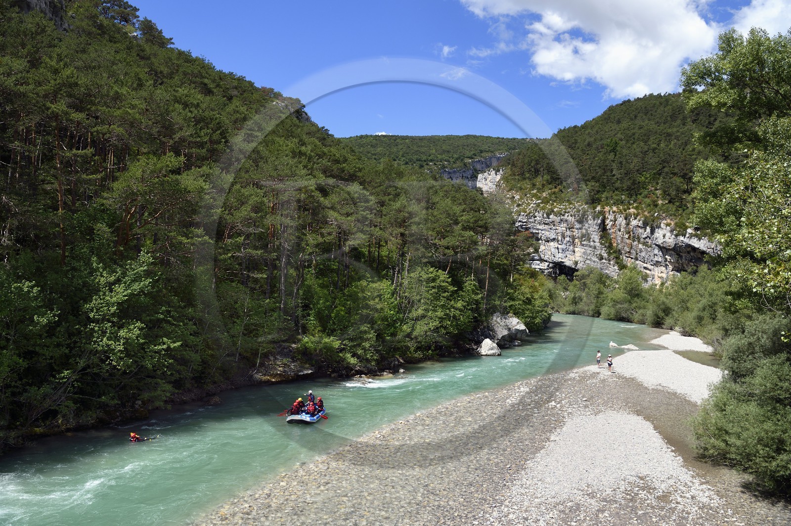 France, Alpes-de-Haute-Provence (04), Parc Naturel Régional du Verdon, Rougon, rafting à la Clue de Carajuan à l'entrée des Gorges du Verdon