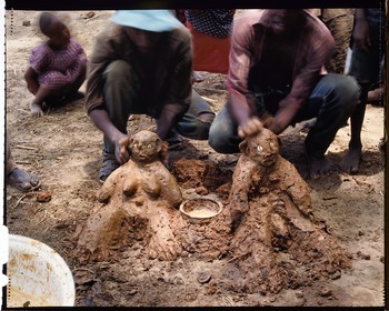 Burkina Faso, province de Poni, pays des Lobi, région de Loropéni, réalisation d'un couple de figurines, fétiches en terre au village de Ouadara