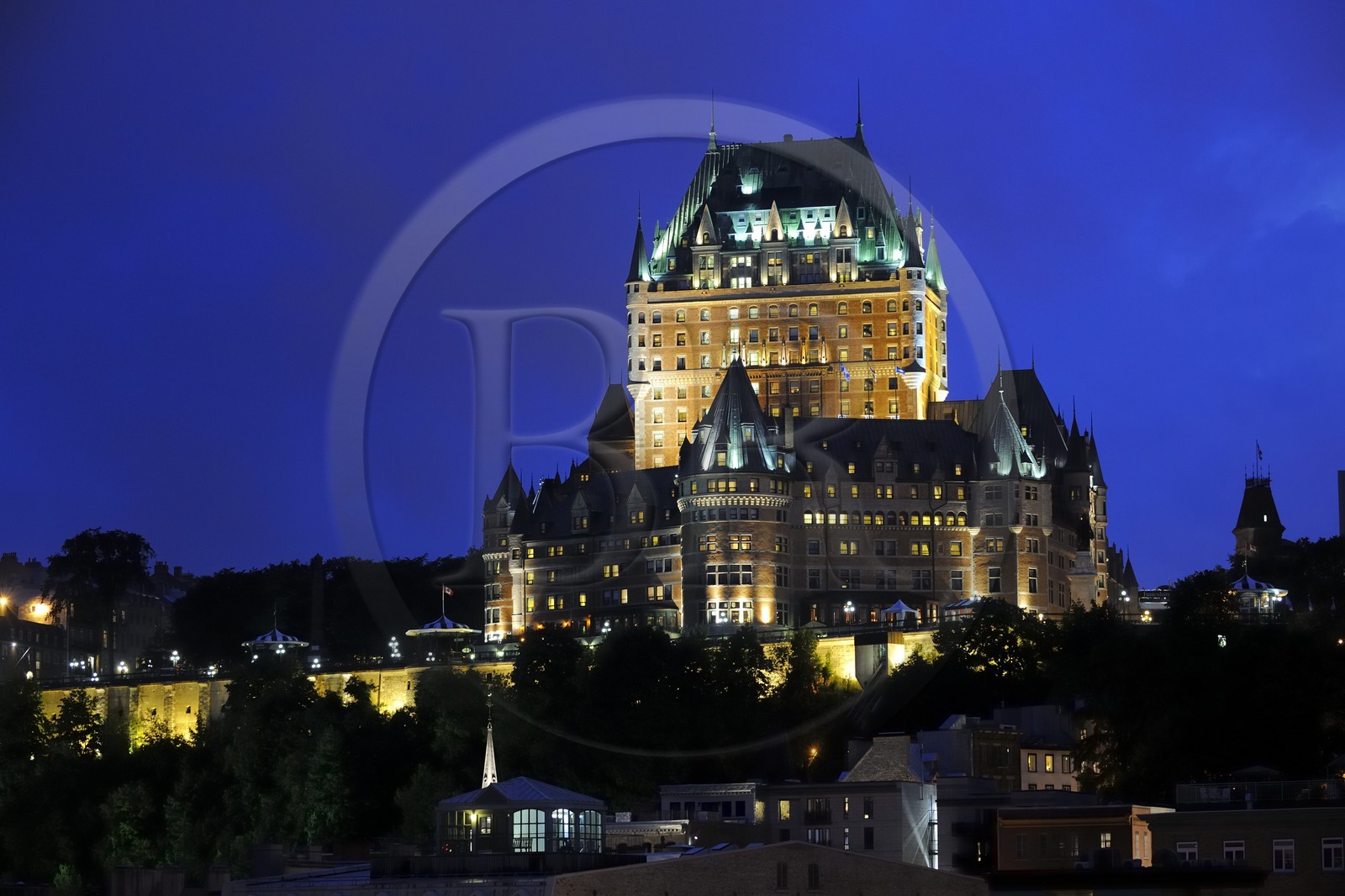 Canada, province de Québec, ville de Québec, Vieux-Québec classé Patrimoine Mondial de l' UNESCO, château Frontenac depuis le port sur le fleuve Saint-Laurent