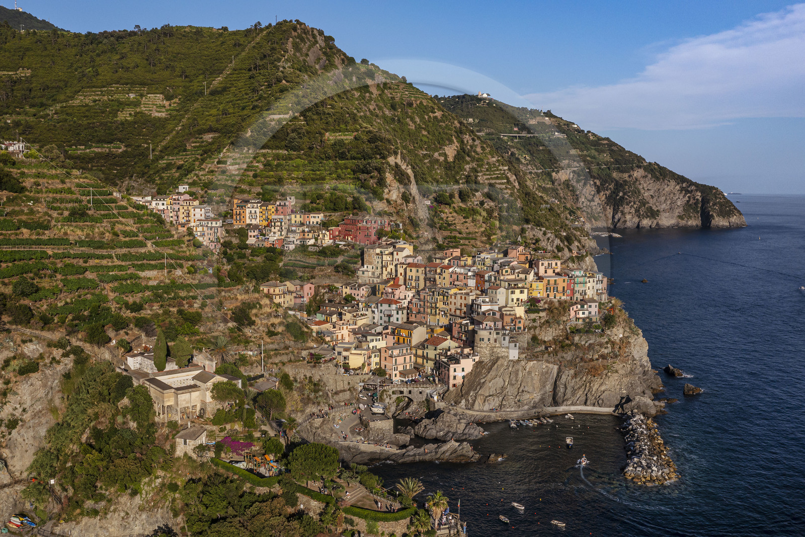 Italie, Ligurie, Cinque Terre, parc national des Cinque Terre classé Patrimoine Mondial de l'UNESCO, village de Manarola et son port (vue aérienne)