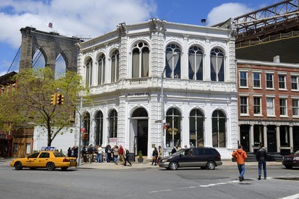 Etats-Unis, New York, Brooklyn, la célèbre Grimaldi's Pizzeria en contrebas du Brooklyn Bridge