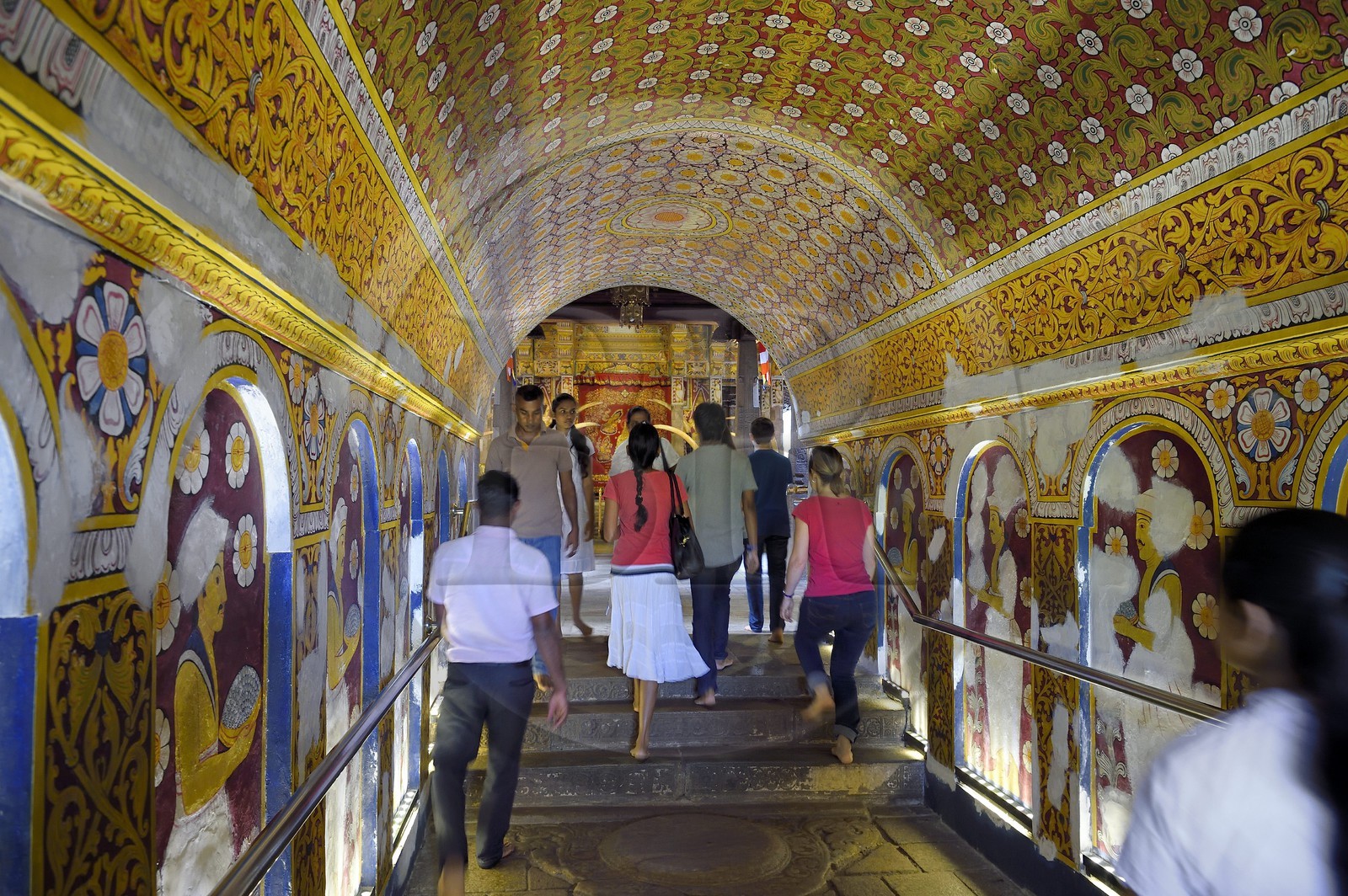Sri Lanka, province du centre, Kandy, ville sacrée classée patrimoine mondial de l'UNESCO, Temple de la Dent de Bouddha (Sri Dalada Maligawa), couloir d'entrée décoré de motifs floraux et personnes apportant des offrandes