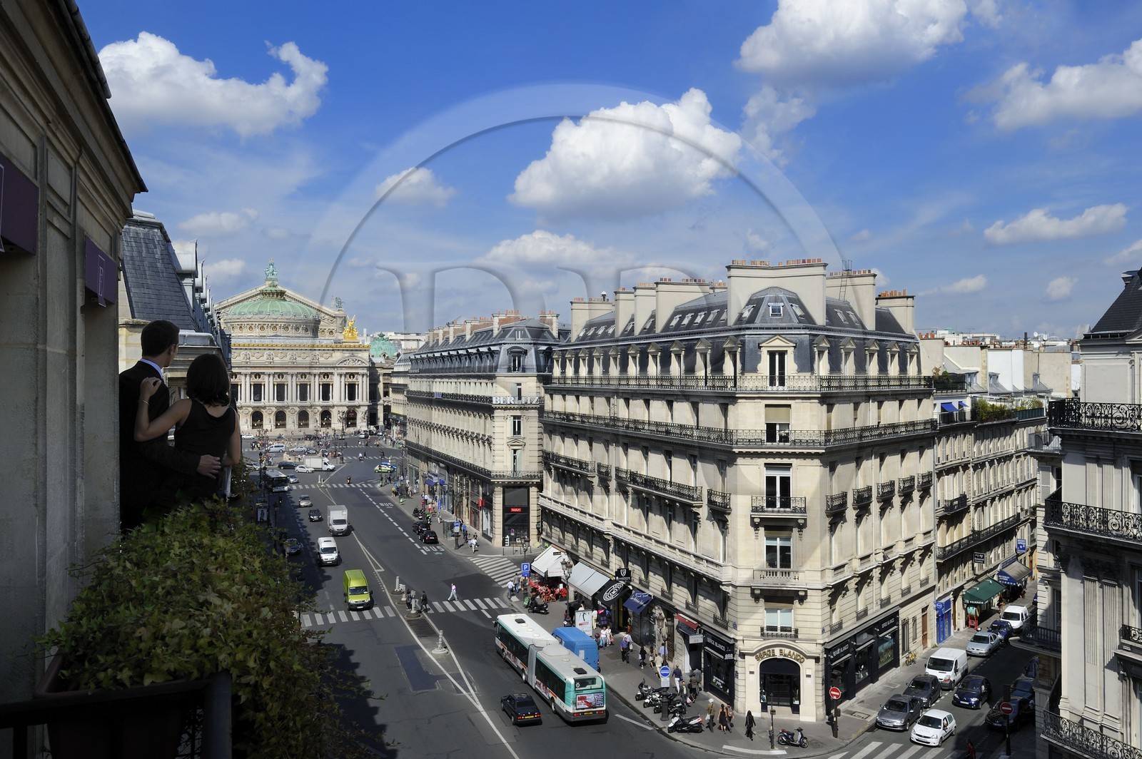 France, Paris (75), avenue de l'Opéra, couple d'amoureux sur le balcon d'une suite de l'hôtel Edouard 7 avec l'Opéra Garnier (1875) en arrière-plan