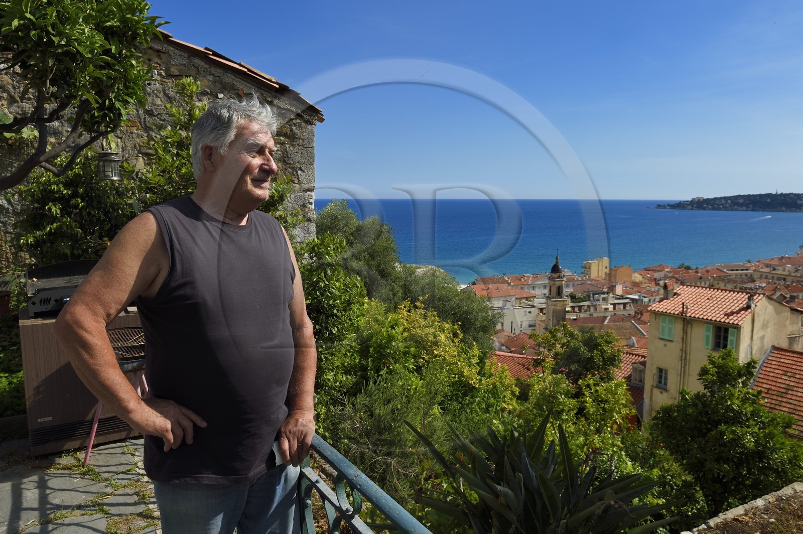 France, Alpes-Maritimes (06), Menton, Germain Vernis observe la vieille ville depuis sa terrasse