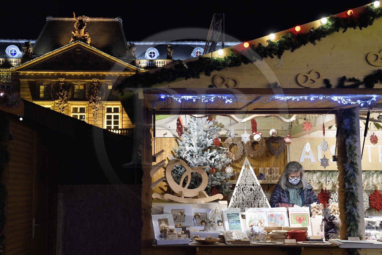 France, Bas-Rhin (67), Strasbourg, vieille ville classée au Patrimoine Mondial de l’UNESCO, le marché de Noël sur la place Kléber et l'Aubette