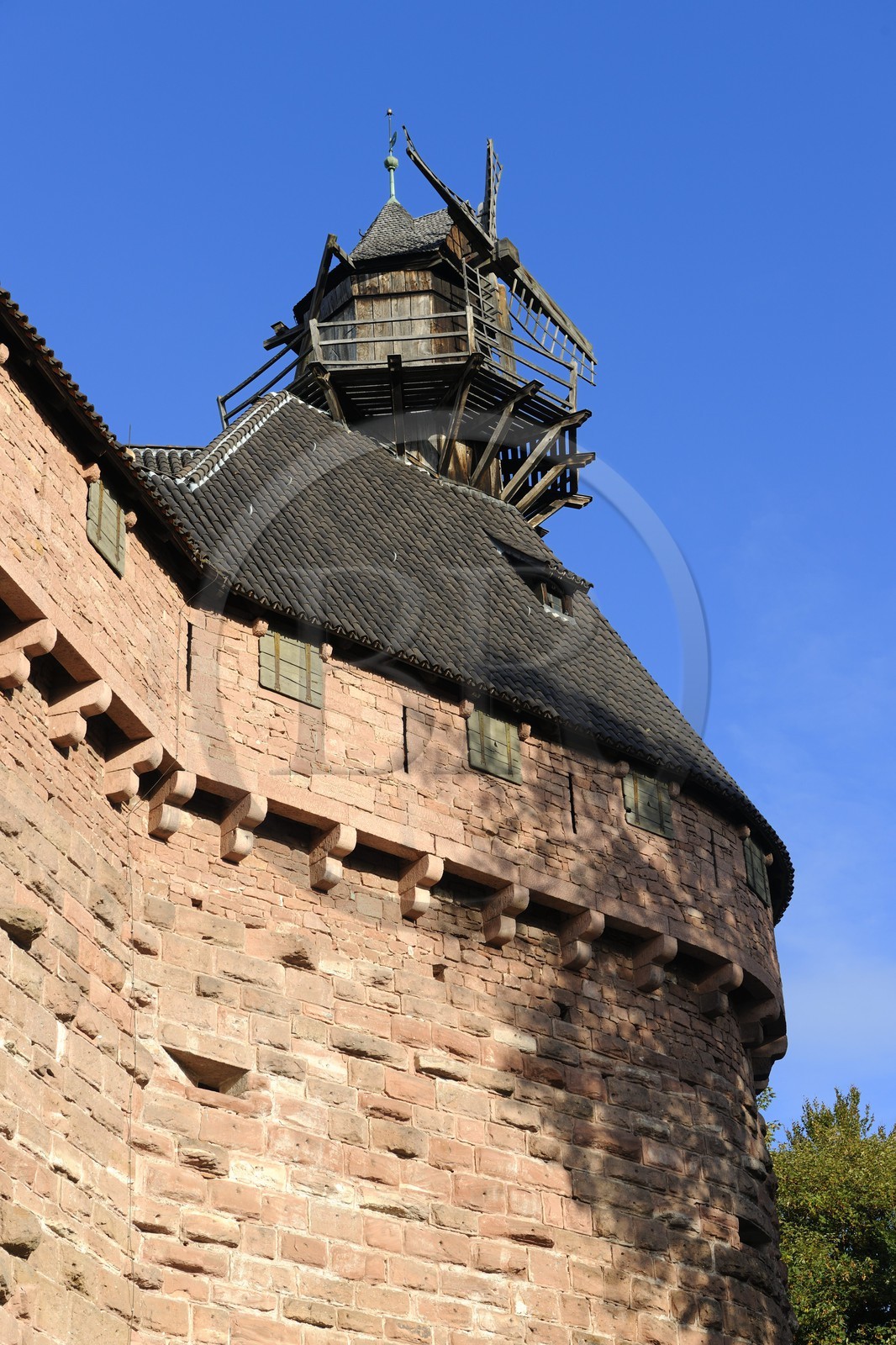 France, Bas-Rhin (67), le château du Haut-Koenigsbourg, le moulin à vent sur une tour ouverte