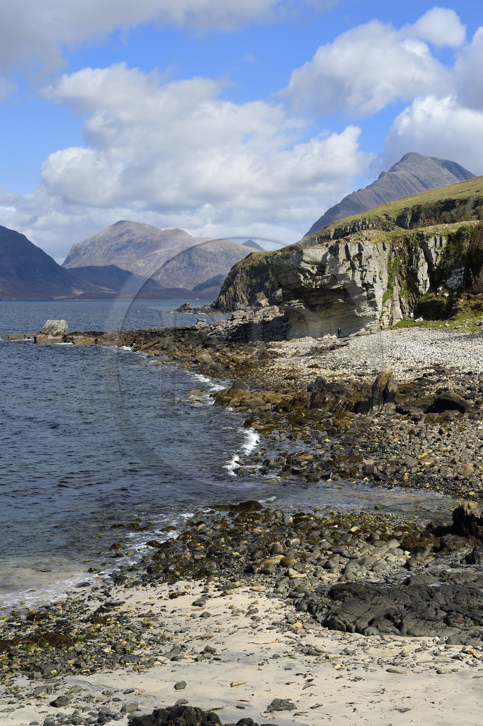 United Kingdom, Scotland, Highlands, Hebrides, Isle of Skye, Elgol beach on the shores of Loch Scavaig towards the end of the Strathaird peninsula and the Black Cuillin Mountains in the background