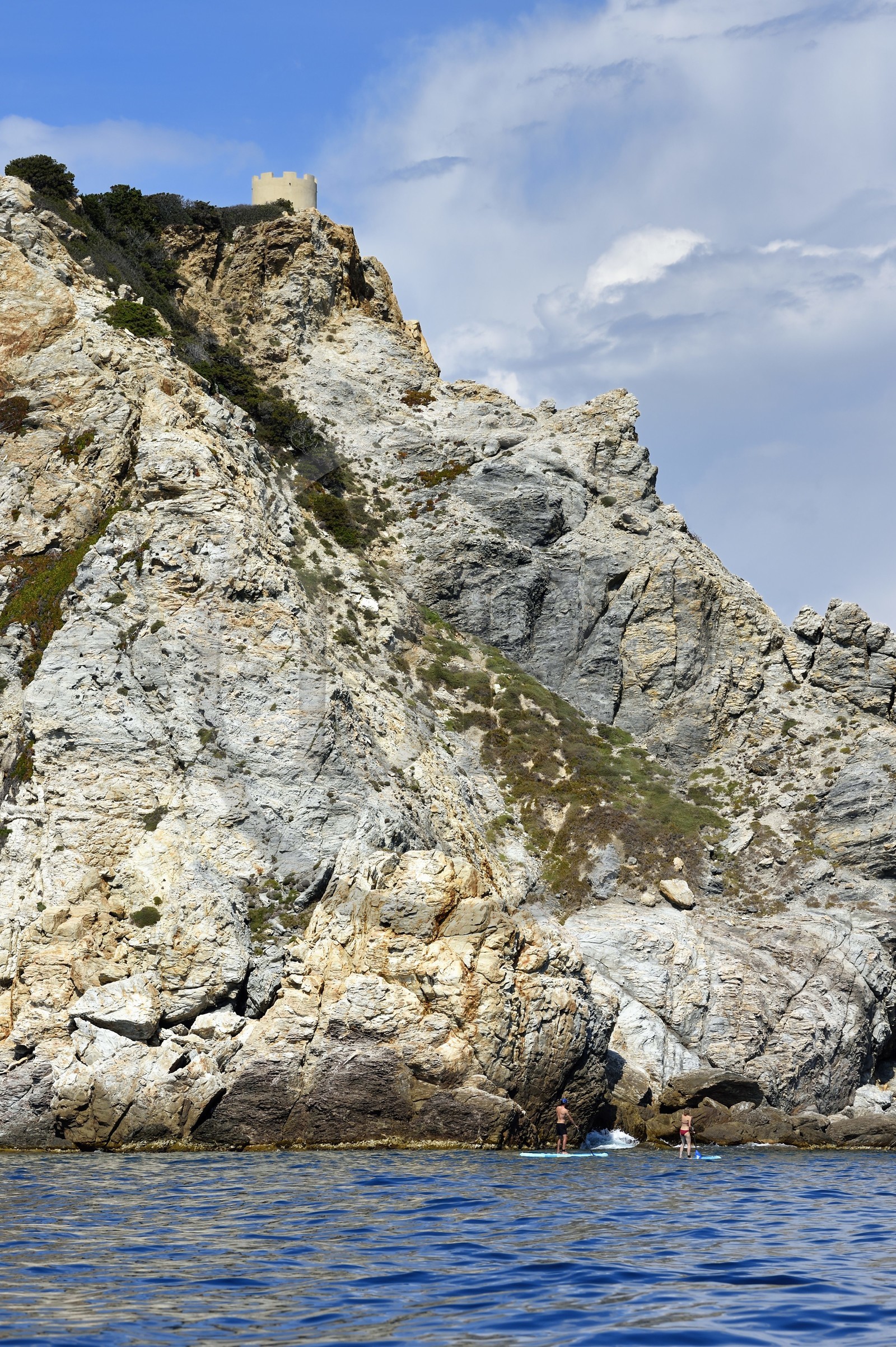 France, Var (83), Six-Fours-les-Plages, Ile des Embiez, Pointe du Coucoussa surplombée par la Tour de la Marine, le champion de windsurf Freestyle Adrien Bosson en randonnée aquatique sur un paddle