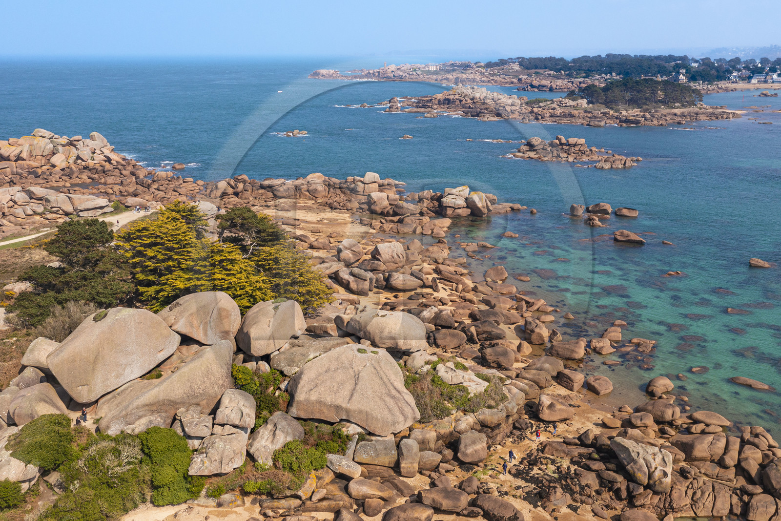 France, Côtes-d'Armor (22), Côte de Granit Rose, Trégastel, Ile Renote, le chaos granitique émerge de la plage à marée basse, Ploumanac'h en arrière plan (vue aérienne)