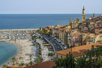 France, Alpes-Maritimes (06), Menton, la plage des Sablettes au pied de la vieille ville