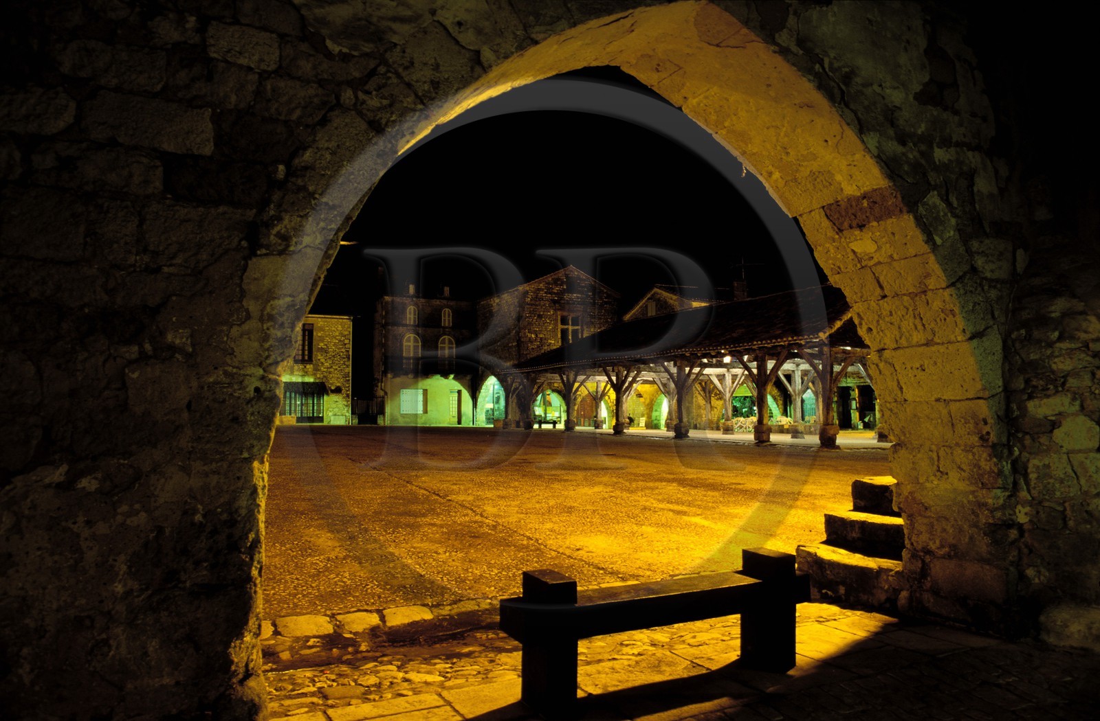 France, Dordogne (24), Monpazier, labellisé Les Plus Beaux Villages de France, la place des Cornières à la Bastide de 1284 (ville fortifiée) la nuit