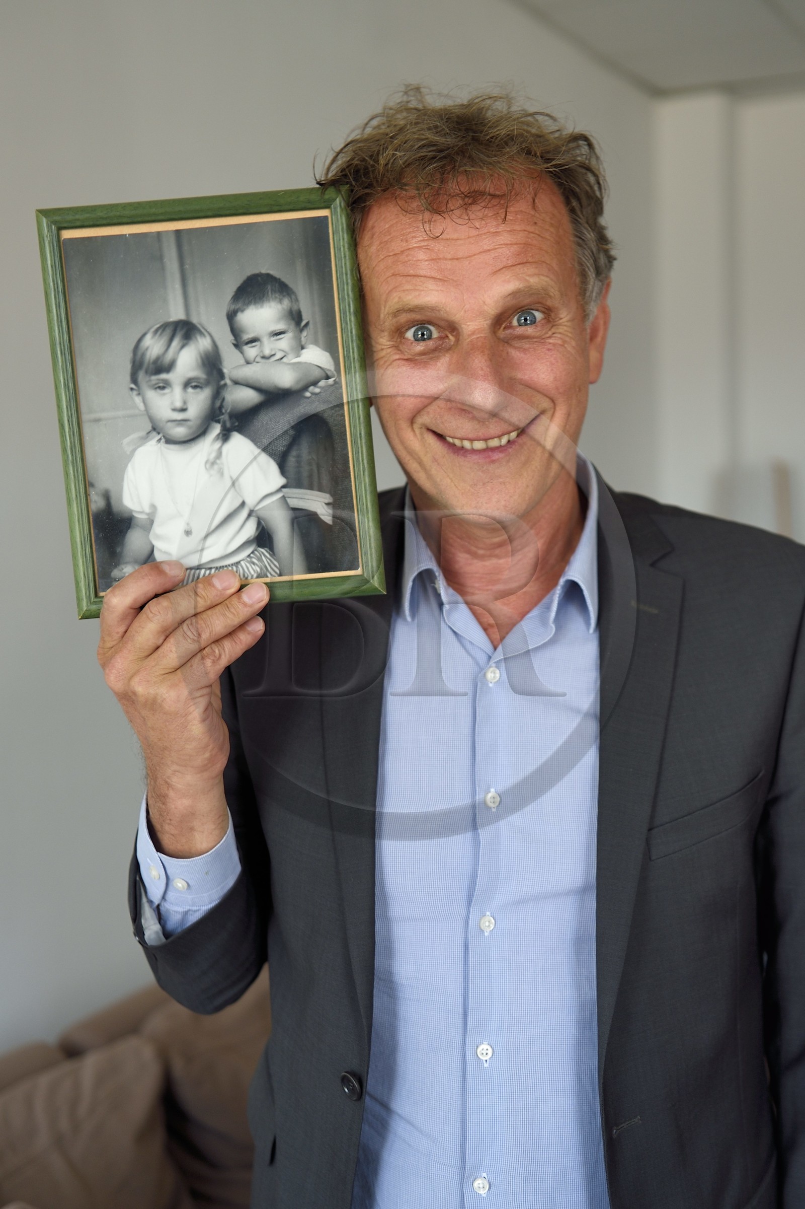 France, Var (83), Toulon, Théatre Liberté, l'acteur et metteur en scène Charles Berling aussi directeur du Théatre Liberté et de Châteauvallon-Liberté (scène nationale), ici en photo jeune avec sa petite soeur Marie