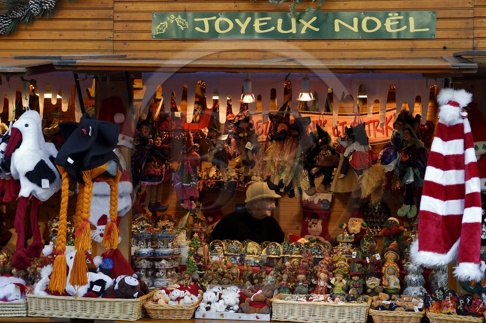France, Bas-Rhin (67), Strasbourg, vieille ville classée Patrimoine Mondial de l'UNESCO, marché de Noël (Christkindelsmarik) de la place Broglie