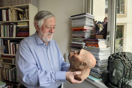 France, Paris (75), le paléontologue et paléoanthropologue Yves Coppens, professeur émérite au Collège de France, au bureau de son domicile parisien, il tient en main la reproduction supposée du visage de Lucy
