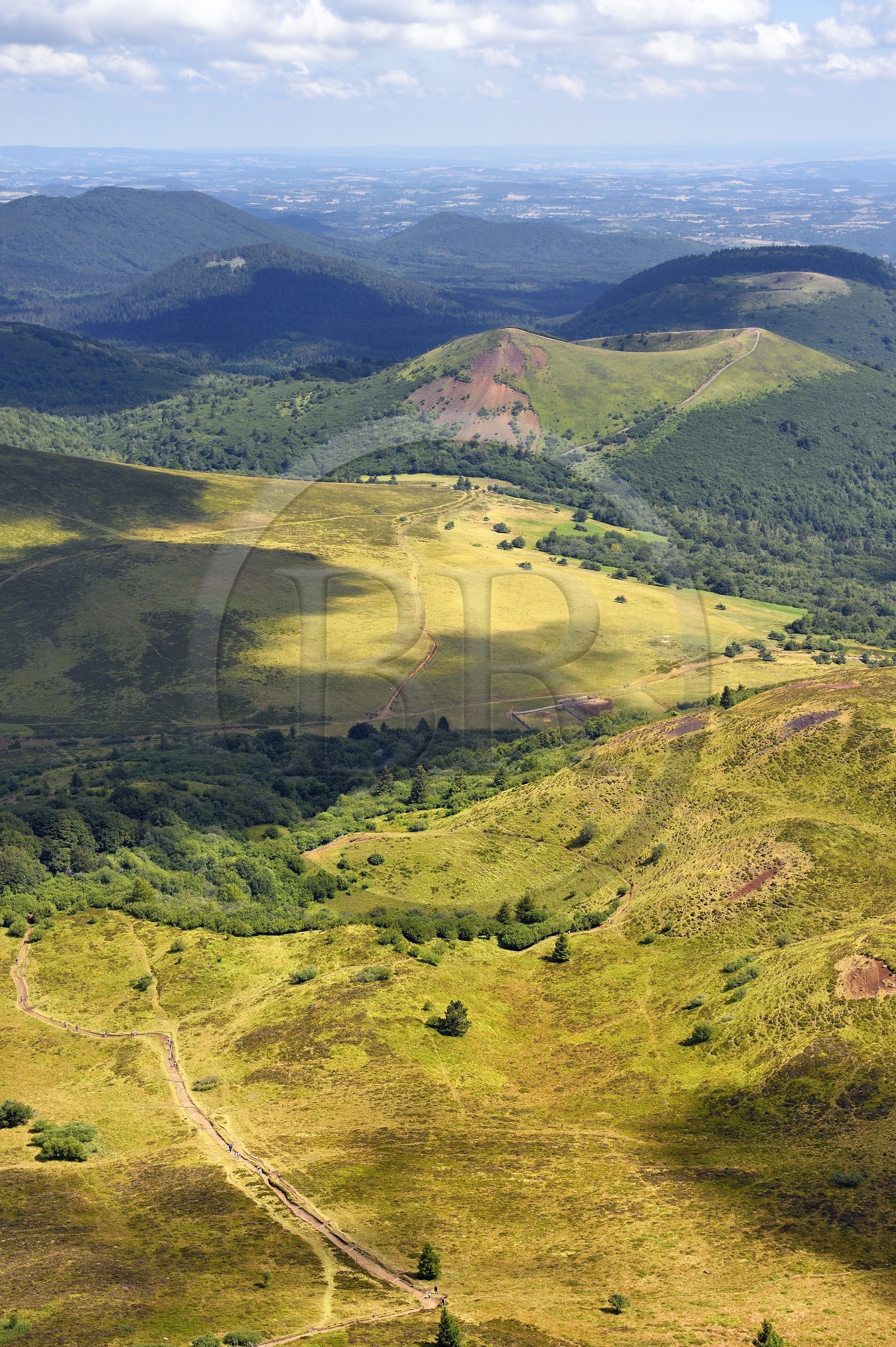France, Puy-de-Dôme (63), Parc Naturel Régional des Volcans d'Auvergne, la partie Nord de la Chaine des Puys classée Patrimoine Mondial de l’UNESCO, le sentier menant au Traversin et au cratère du Puy Pariou
