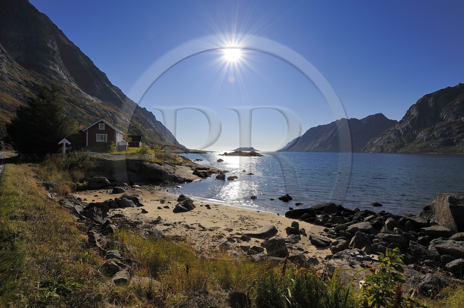 Norvège, Nordland, Iles Lofoten, Ile de Flakstadoy, petit bout de plage de sable blanc dans le Skjelfjorden