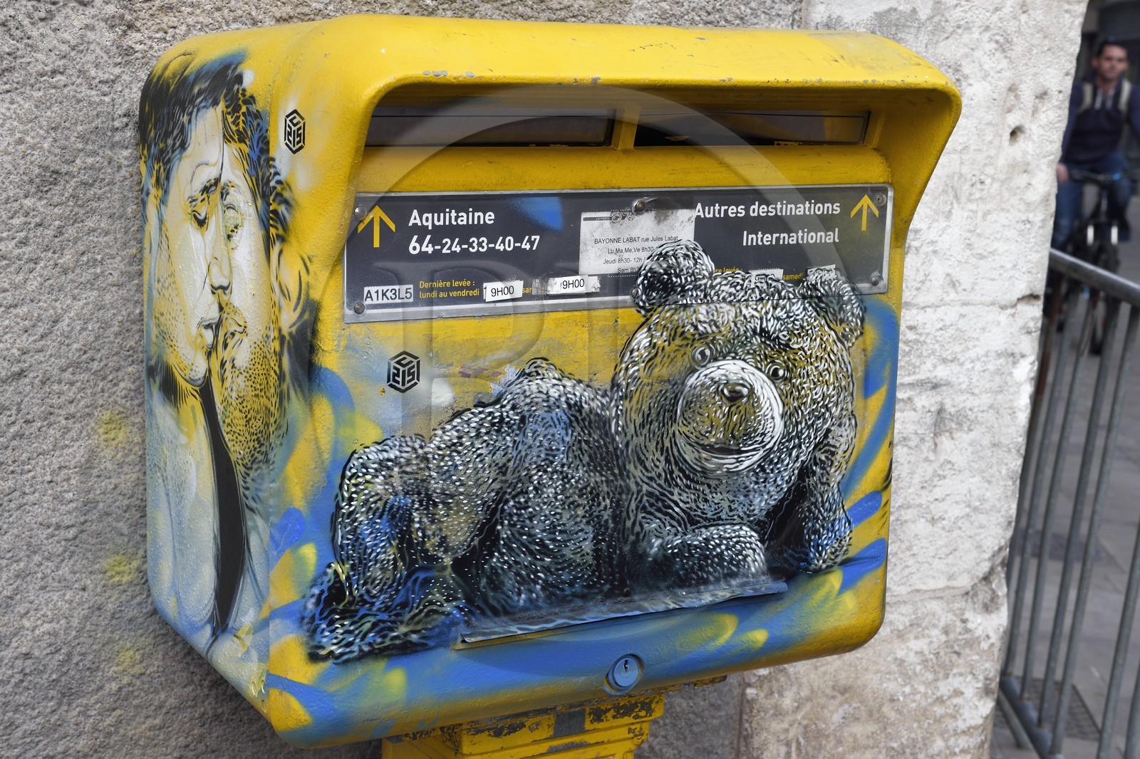 France, Pyrénées-Atlantiques (64), Pays-Basque, Bayonne, graffiti de l'artiste Christian Gelmy alias C215 sur une boite aux lettres de la Poste