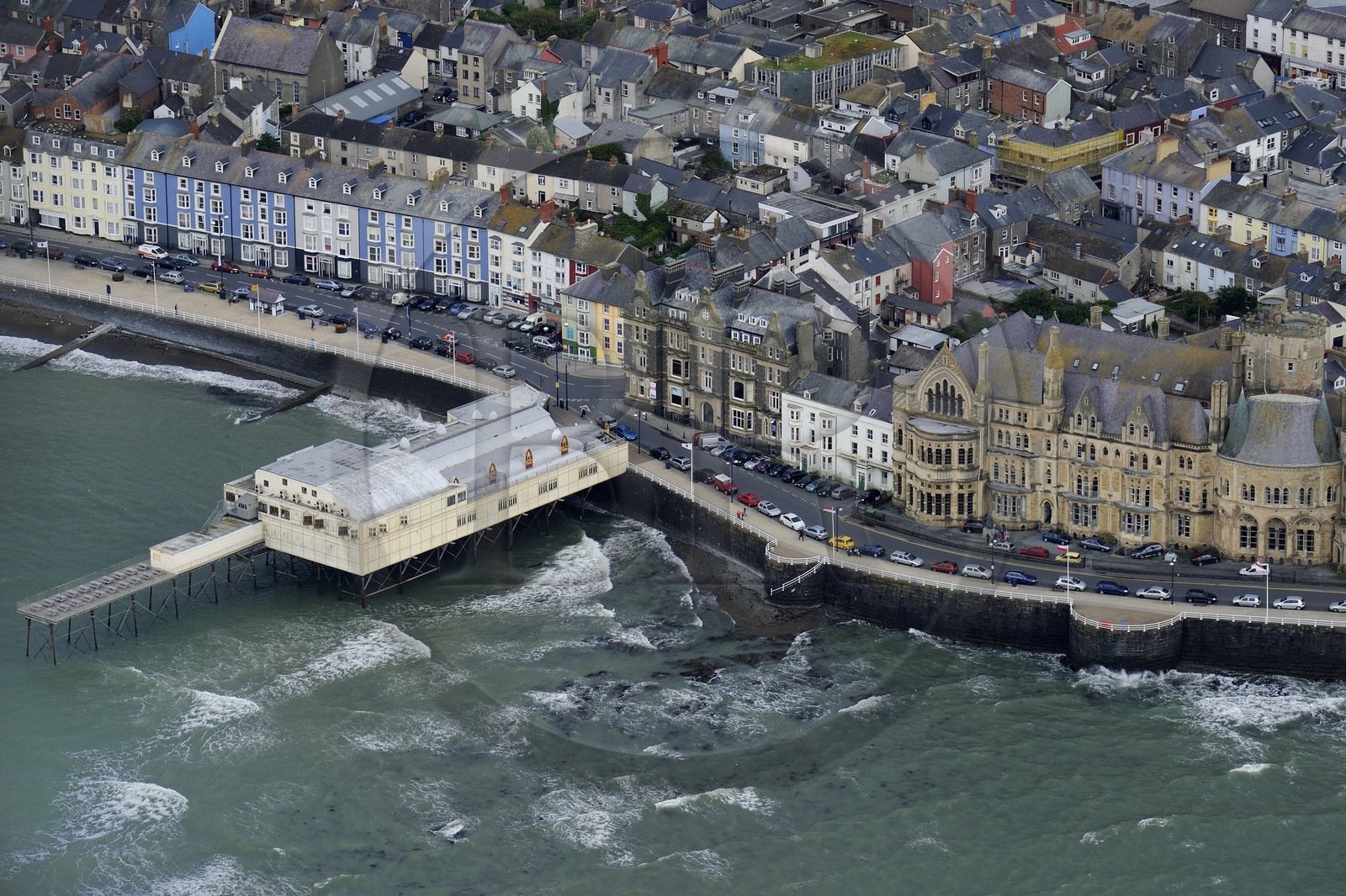 Royaume-Uni, Angleterre, Pays de Galles, Aberystwyth, la jetée et maisons de l'époque victorienne (vue aérienne)