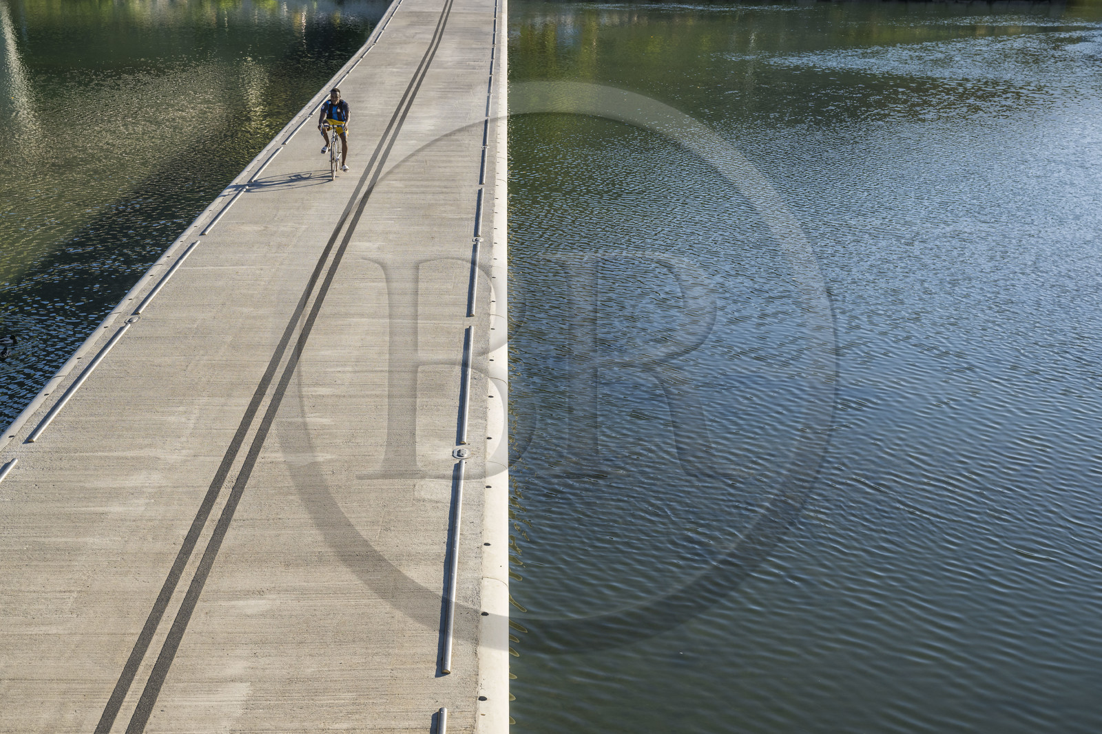 France, Aveyron (12), la passerelle piétonne cyclable et submersible franchit le Tarn à côté du Pont du Larzac