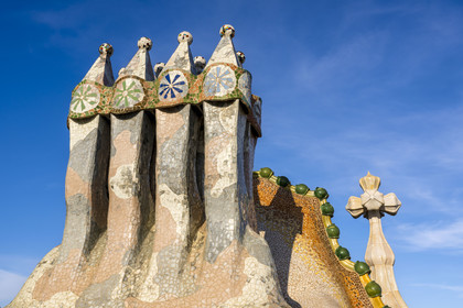 Espagne, Catalogne, Barcelone, quartier de l'Eixample, Passeig de Gracia, Casa Batllo de l'architecte du modernisme catalan Antoni Gaudi, site classé au Patrimoine Mondial de l'UNESCO, cheminées, toiture suggérant l'échine du dragon et tour couronnée d'une flèche en céramique surmontée d'une croix typique de Gaudi