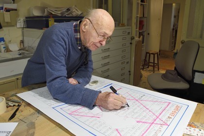 France, Paris (75), l'artiste Jacques Villeglé dans son atelier