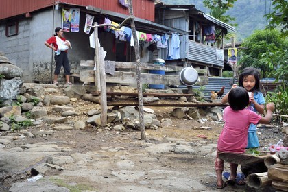 Philippines, province d'Ifugao, région de Banaue, village de Cambulo, jeux de fillettes