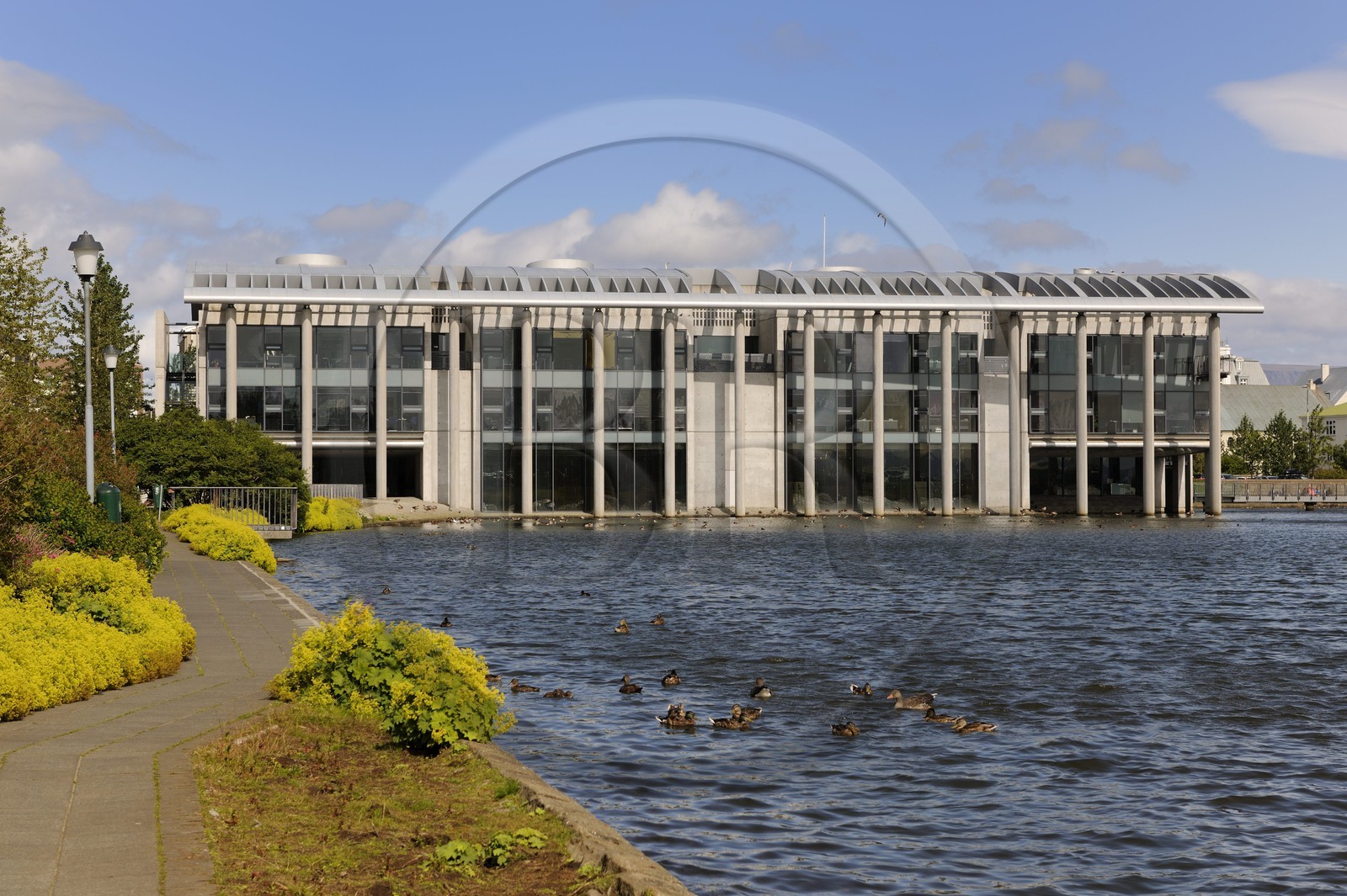 Islande, Reykjavik, l'hôtel de ville au bord du lac Tjörnin