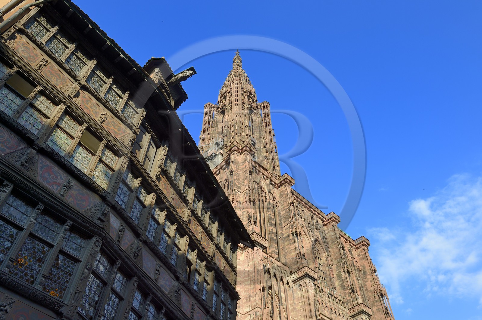 France, Bas-Rhin (67), Strasbourg, vieille ville classée au Patrimoine Mondial de l'UNESCO, place de la cathédrale, la maison Kammerzell (15ème siècle) convertie en un hôtel et restaurant, la cathédrale Notre Dame en arrière plan