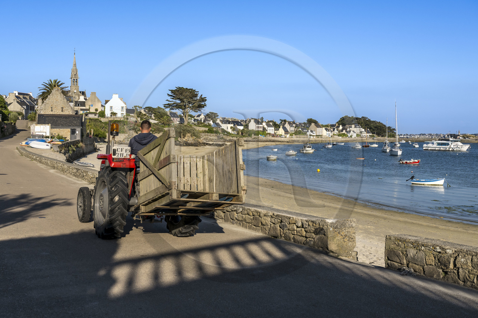 France, Finistère (29), Iles du Ponant, Ile de Batz, plage de Kernok, le tracteur est le moyen de transport principal de l'ile