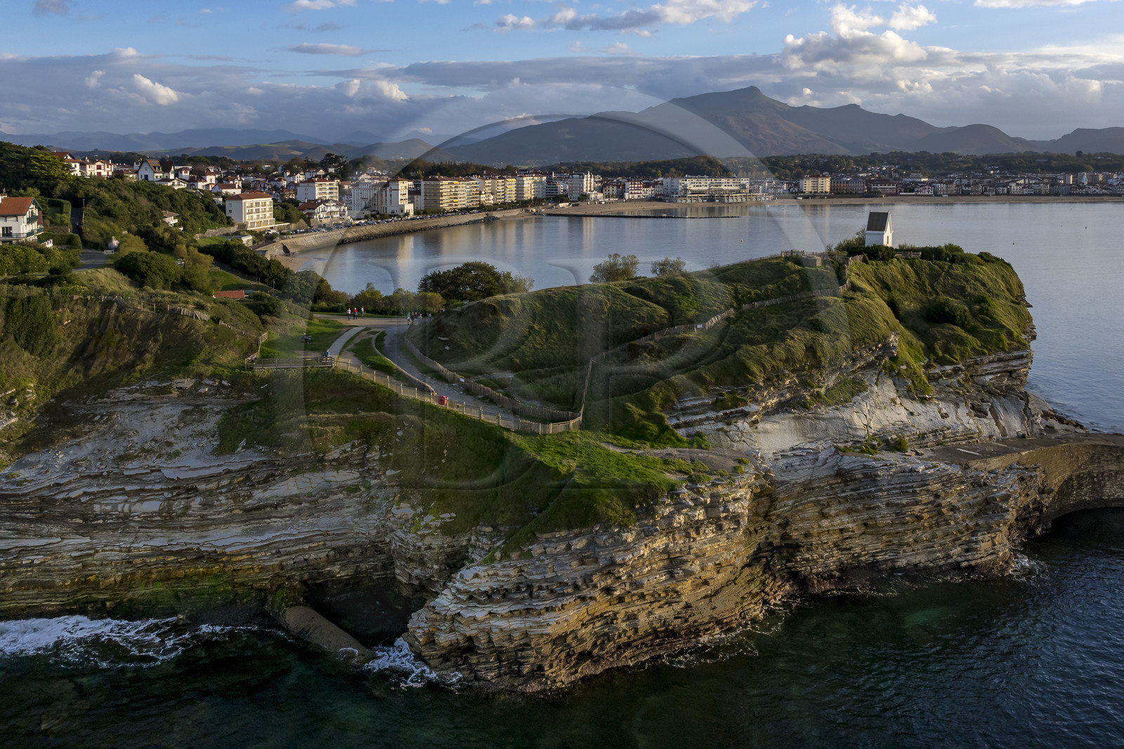 France, Pyrénées-Atlantiques (64), la côte du Pays-Basque, Saint-Jean-de-Luz, le sentier du littoral sur le GR 8 passant sur la falaise de flysch de la pointe Sainte-Barbe, sorte de mille-feuille alternant roches dures et roches tendres, la baie de Saint-Jean-de-Luz et la montagne de La Rhune en arrière plan (vue aérienne)