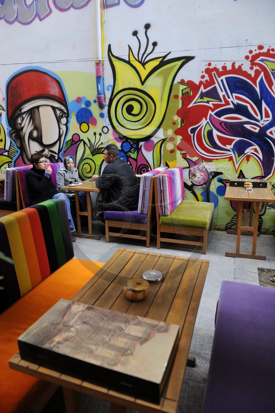 Turquie, Istanbul, quartier de Beyoglu, café Narguilé dans une ruelle derrière la rue Istiklal Caddesi