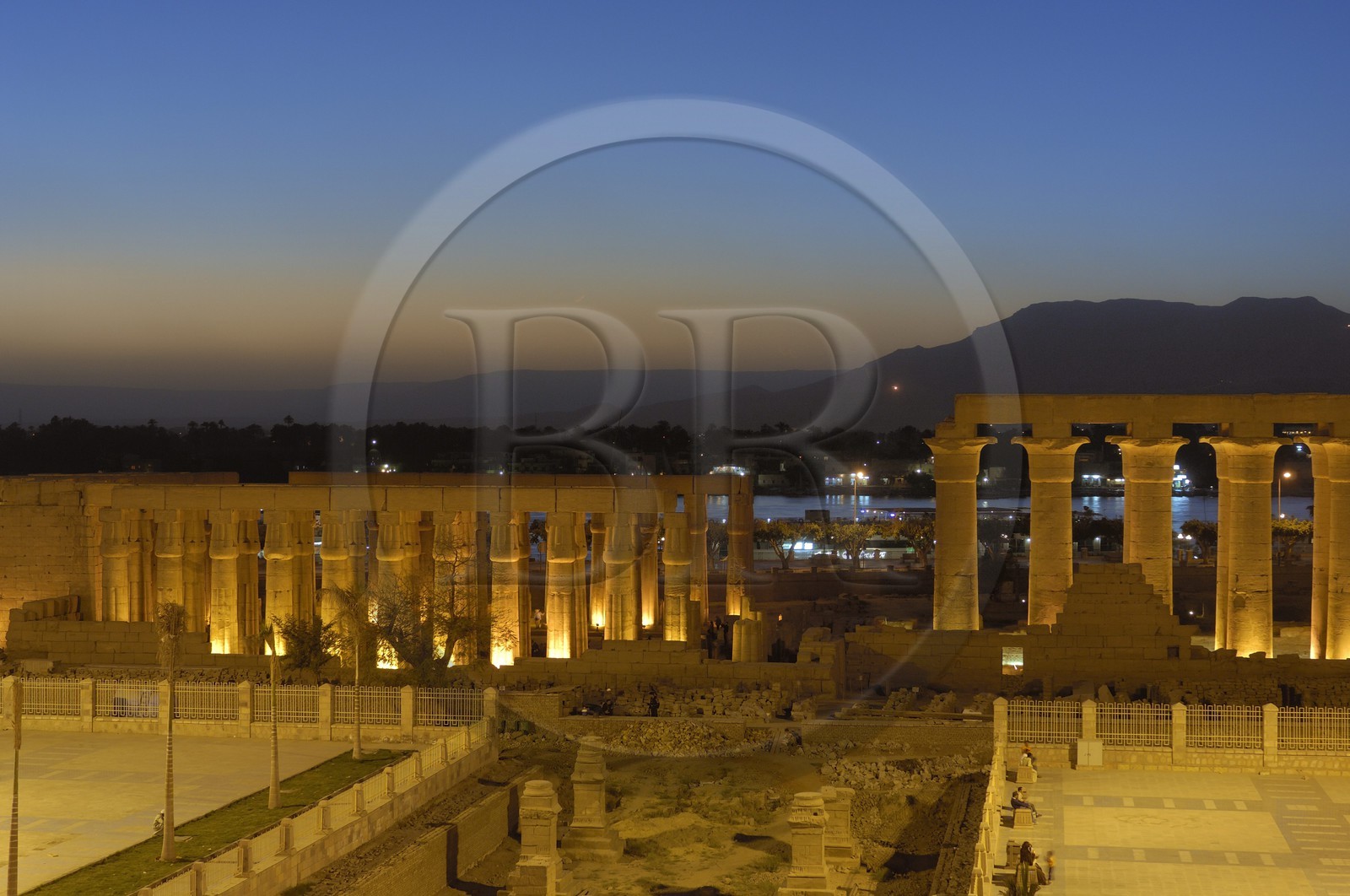 Egypte, Haute Egypte, vallée du Nil, temple de Louxor au crépuscule, classé Patrimoine Mondial de l'UNESCO