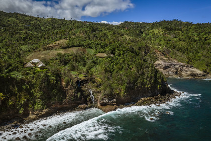 Caraïbes, Ile de la Dominique, Salybia, Territoire Kalinago, Kalinago Barana Autê (le village Caraïbe en bord de mer), grand village des indiens Kalinagos destiné à la mise en valeur et au partage de leurs activités traditionnelles (vue aérienne)