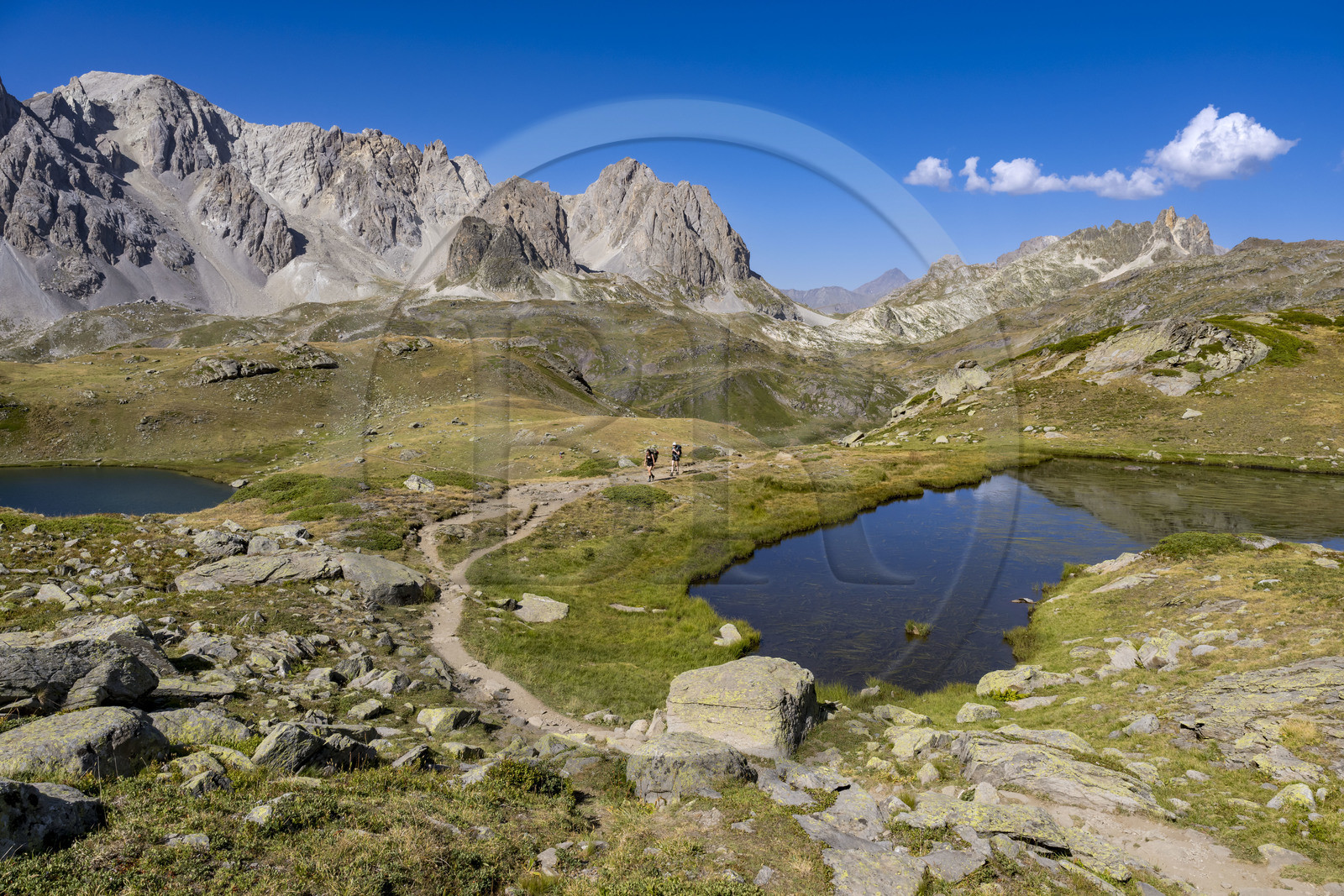 France, Hautes Alpes (05), le Briançonnais, Névache, haute vallée de la Clarée, randonneurs au petit lac entre le lac Long et le lac Rond, le massif des Cerces en arrière-plan
