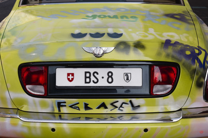 Suisse, Bâle, la Bentley tagué street-art l'hotel de luxe Les Trois Rois, elle a été recouverte de graffitis par les élèves du FG Basel sous la houlette de l’artiste suisse Thierry Furger