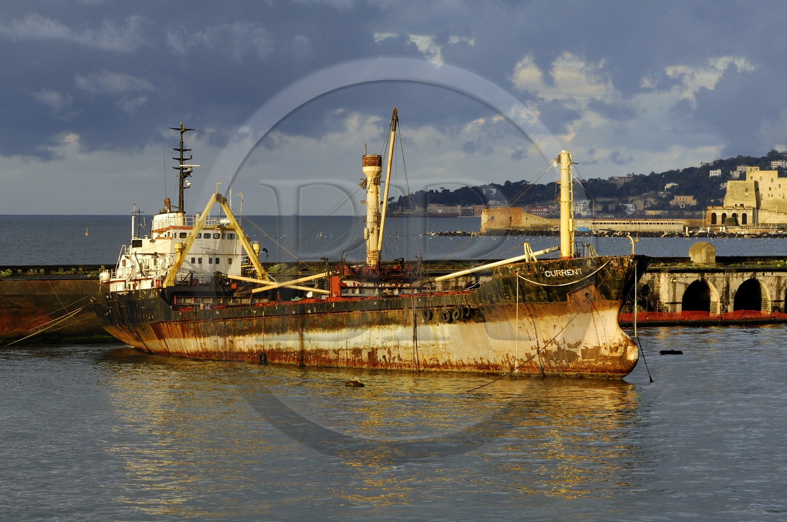 Italie, Campanie, Naples, centre historique classé Patrimoine Mondial de l'UNESCO, épave dans l'avant port