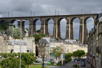 France, Finistère (29), Morlaix, le viaduc au dessus du centre ville